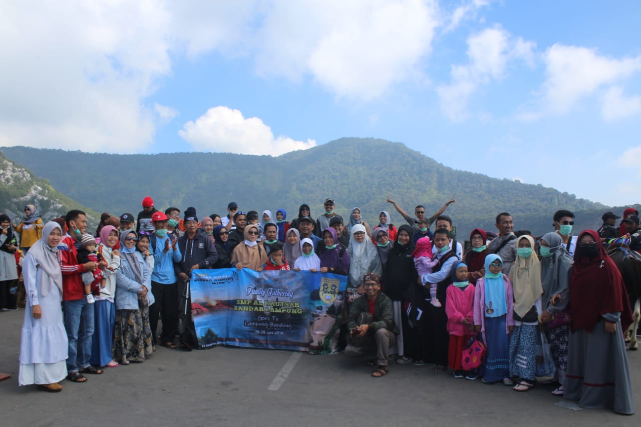 Lepas Penat dan Pererat Kekeluargaan, Guru SMP Al Kautsar Family Gathering ke Bandung